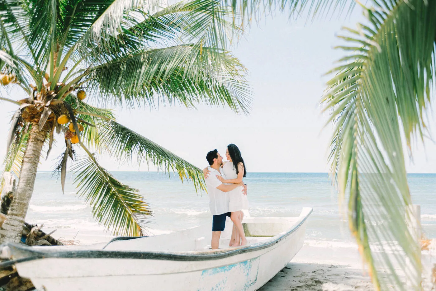 Fotografía elegante de bodas - Pareja de novios estilo editorial
